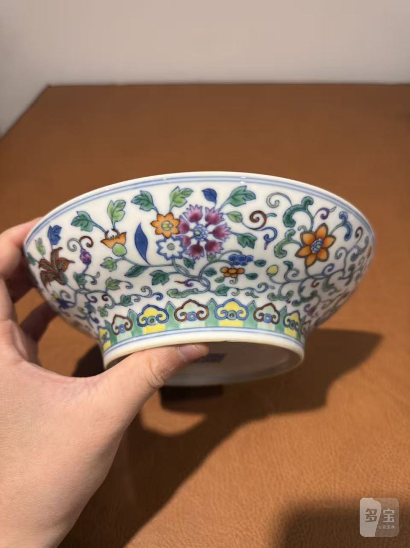 清乾隆 斗彩外缠枝花内八吉祥纹束腰盘 - 图4